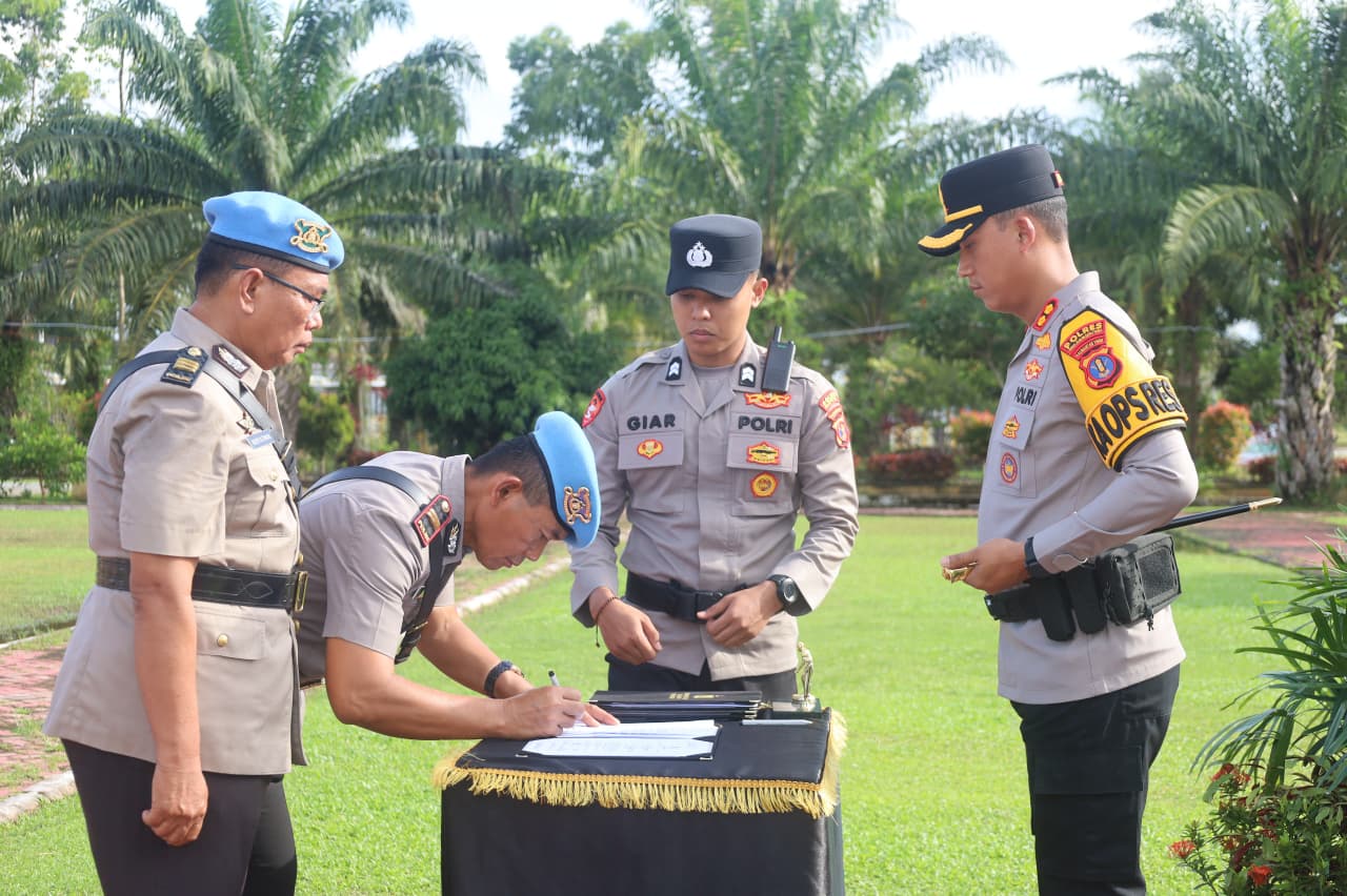 SERTIJAB: Kapolres PPU, AKBP Andreas Alek Danantara (kanan) menyaksikan sertijab sejumlah personel.