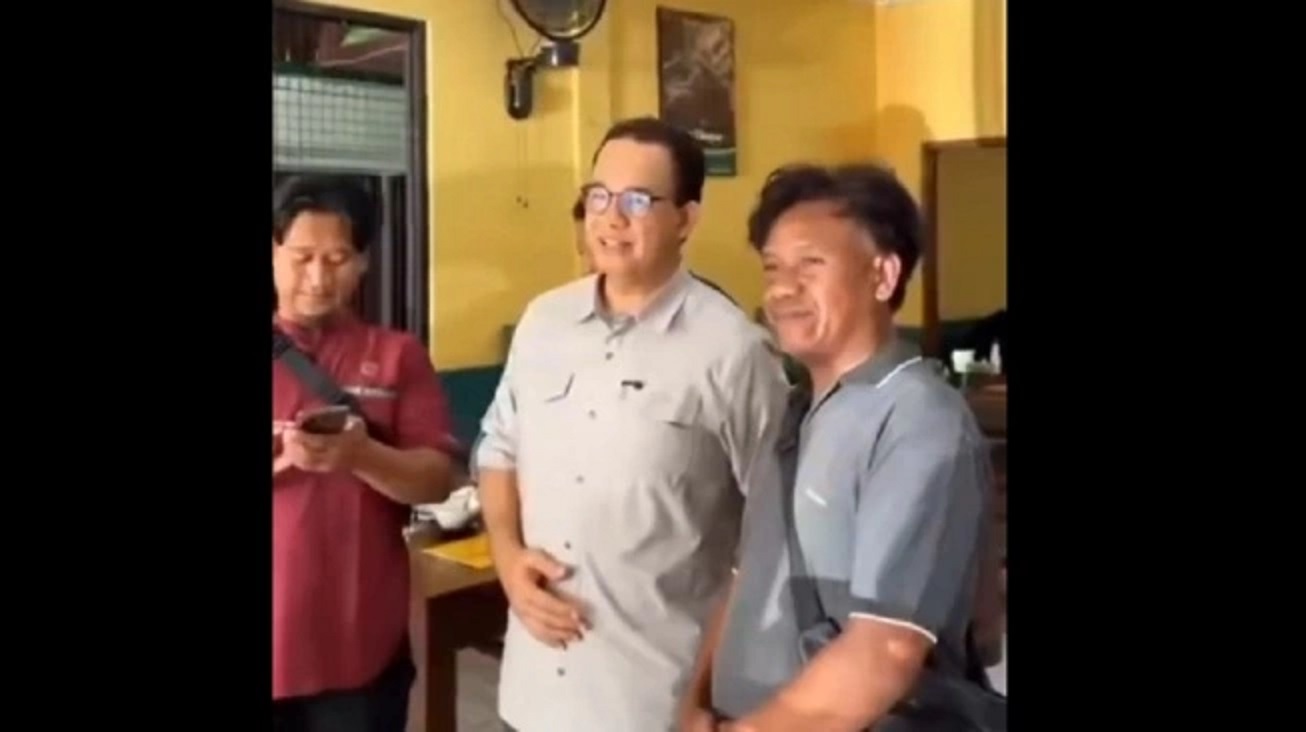 Viral di media sosial Anies Baswedan mengajak foto bareng sejumlah intel.