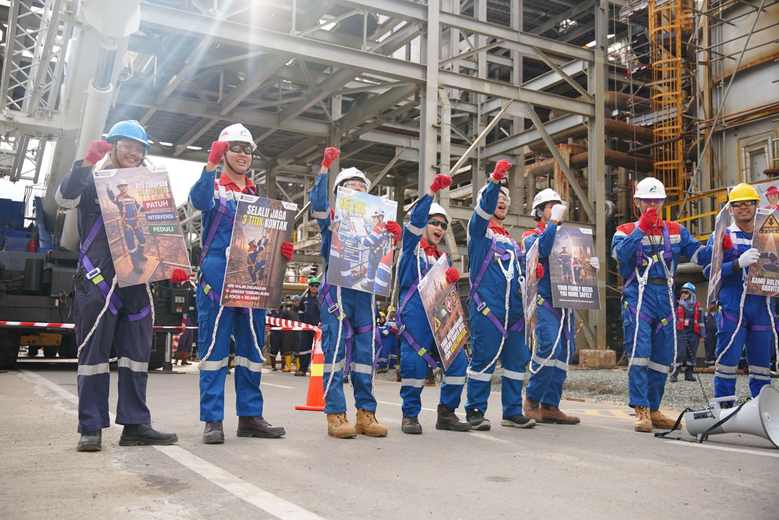 SEMANGAT K3: Peserta lomba menunjukkan yel-yel sebelum menampilkan berbagai bentuk simulasi dan alat peraga yang menggambarkan penerapan CLSR di area kerja.