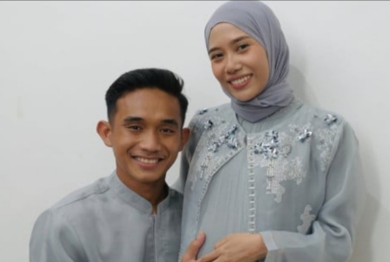 Rizky Ridho dan sang istri, Sendy Aulia Hardenis, tengah mengandung anak pertama mereka.