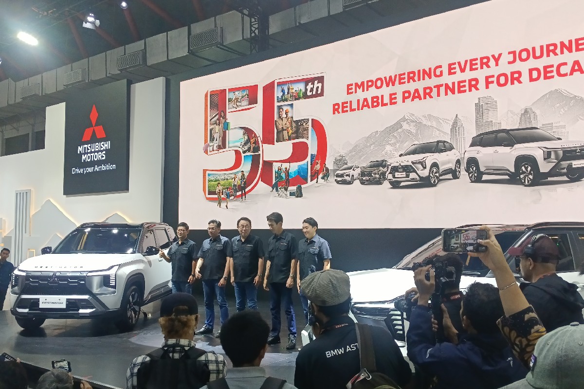 Mitsubishi Destinator dan Xforce 55th Anniversary Edition dipamerkan di booth MMKSI pada ajang IIMS 2026 di JIEXPO Kemayoran.