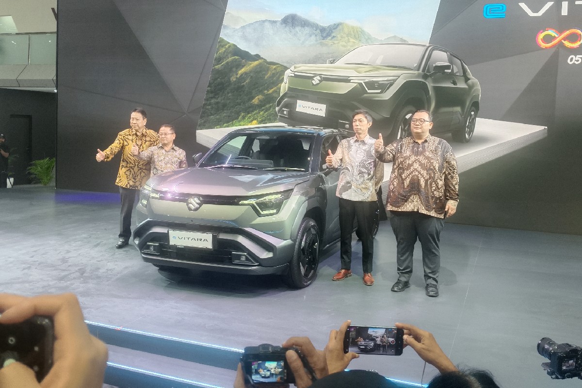 Suzuki e VITARA tampil perdana di IIMS 2026 sebagai mobil listrik pertama Suzuki di Indonesia.