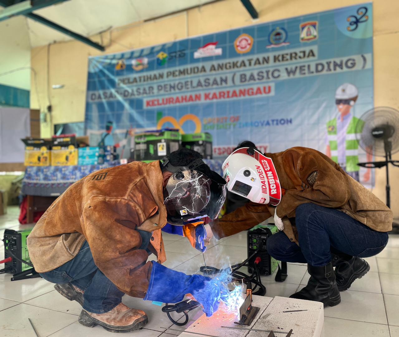 Para pemuda angkatan kerja melakukan praktik pengelasan dasar yang digelar PAMA BPOP.