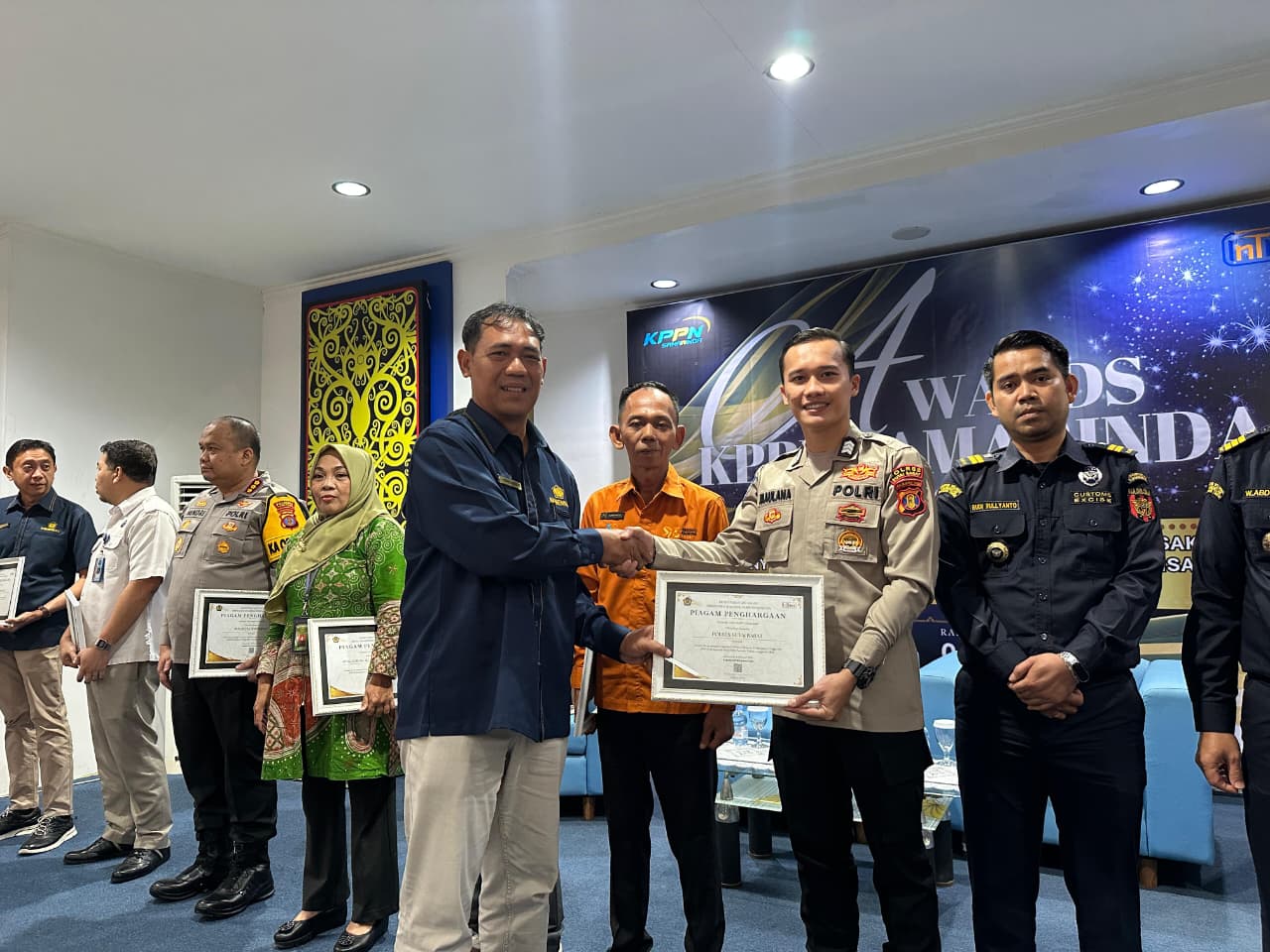 Momen penyerahan penghargaan Awards KPPN Samarinda kepada Polres Kutai Barat.