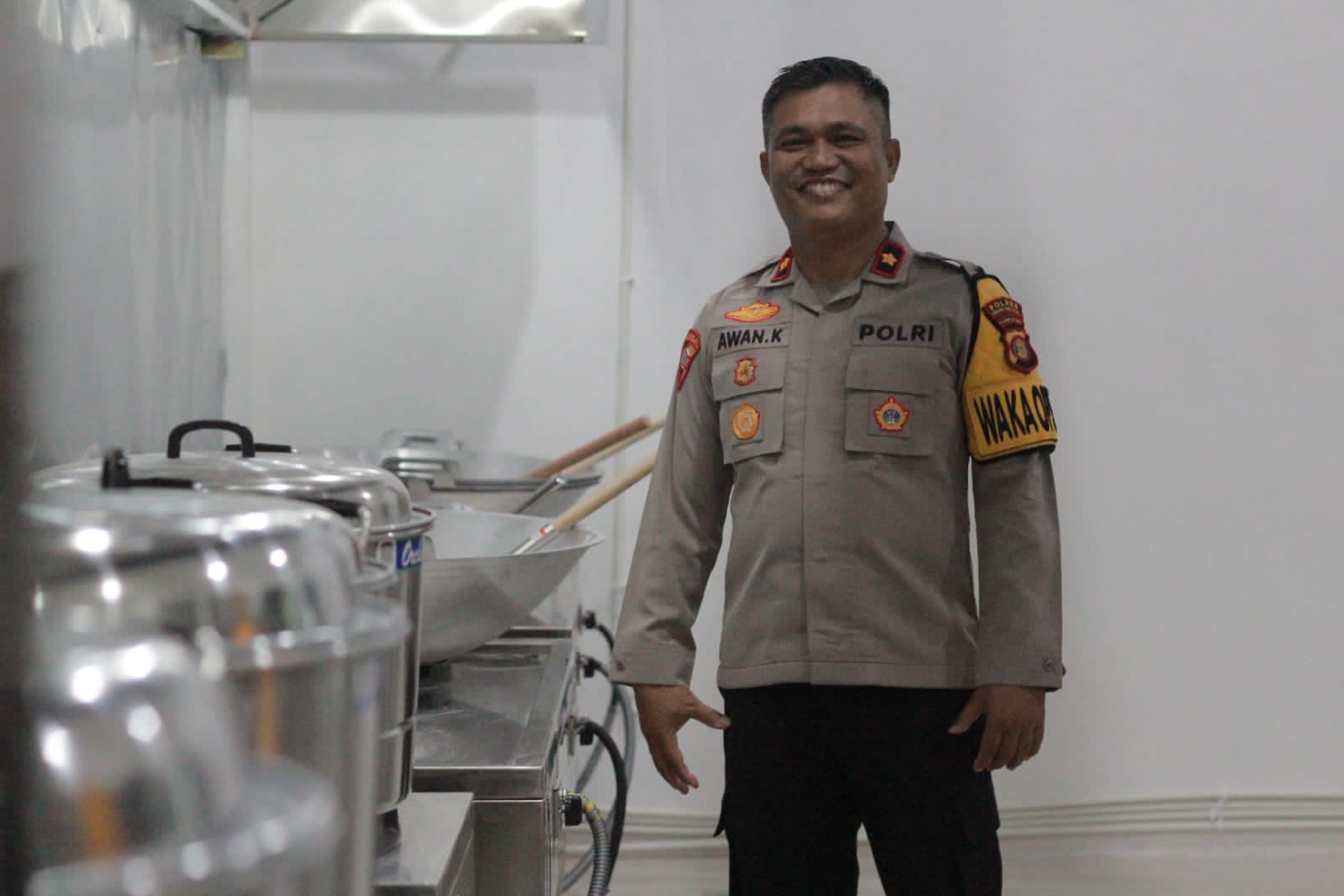 Wakapolres PPU Kompol Awan Kurnianto menunjukkan kondisi dapur SPPG Polres PPU.
