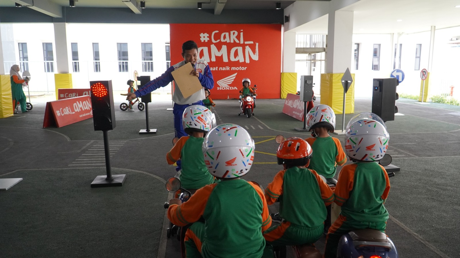 Para instruktur Safety Riding Astra Honda beri edukasi kepada anak-anak usia dini dengan menggunakan miniatur lalu lintas dan praktik di area kids di AHM Safety Riding Training Center.