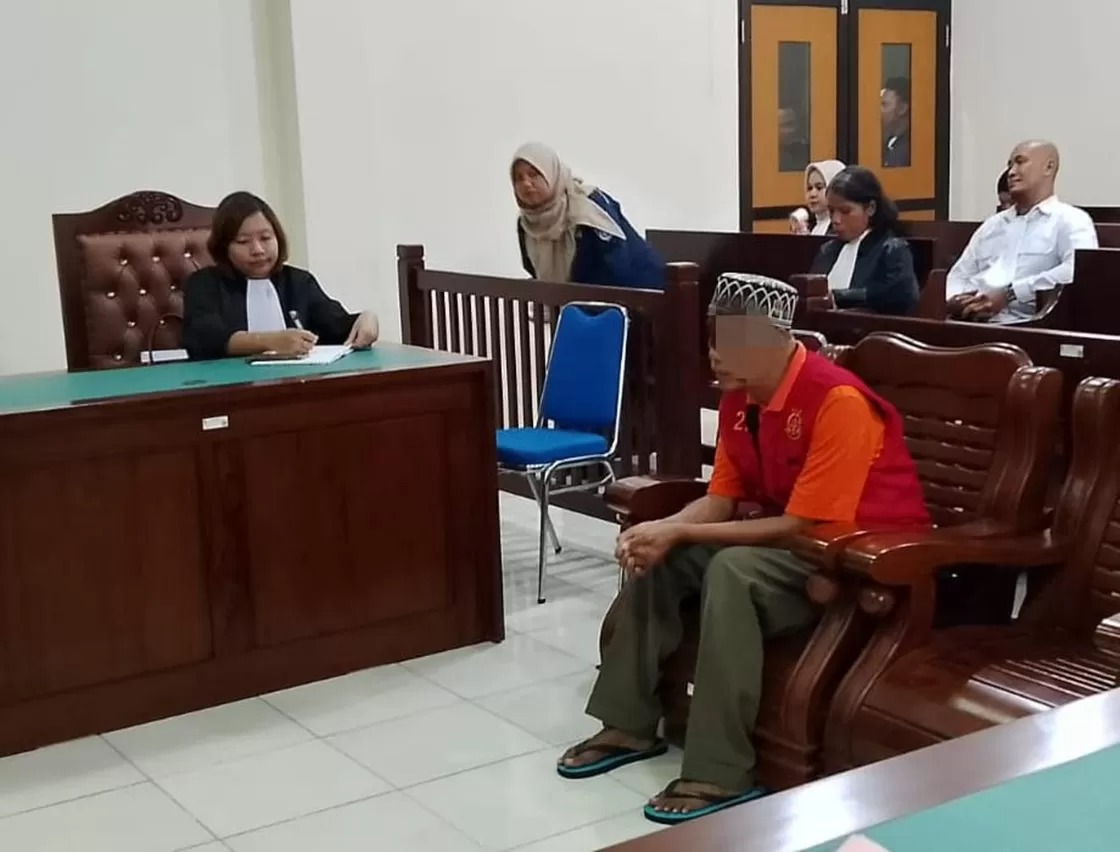 Terdakwa menjalani sidang vonis atas perbuatannya, menghilangkan nyawa korban.