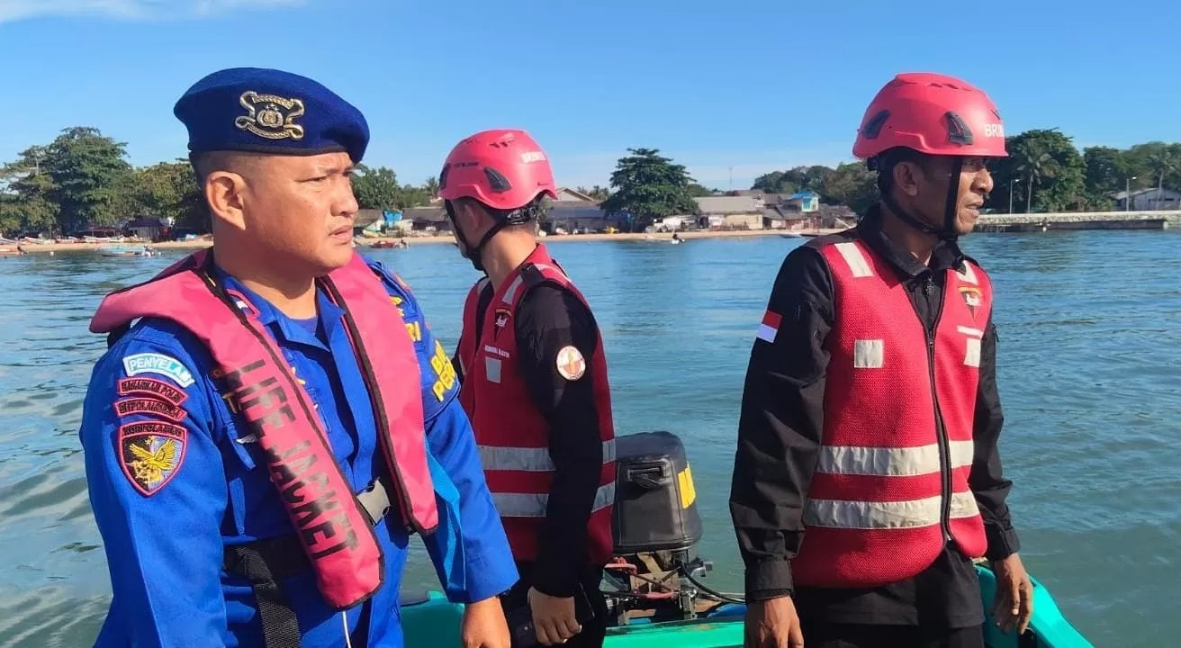 Tim gabungan melakukan pencarian terhadap korban diduga jatuh ke laut.