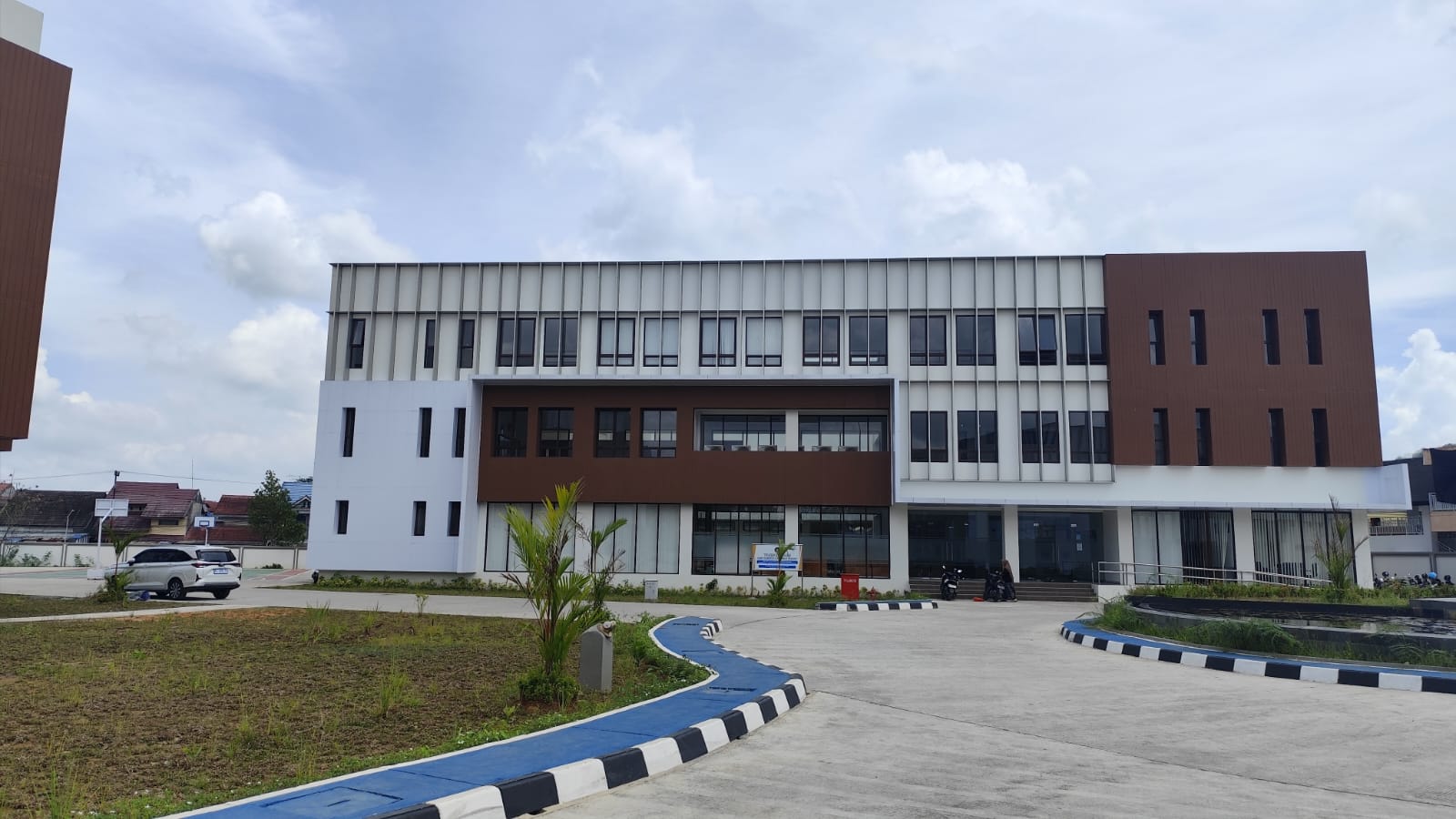 MODERN: Sekolah terpadu Samarinda di Jalan Jakarta Kecamatan Sungai Kunjang menjadi percontohan bangunan dan pengelolaan sekolah bertaraf internasional. (DENNY SAPUTRA/KP)