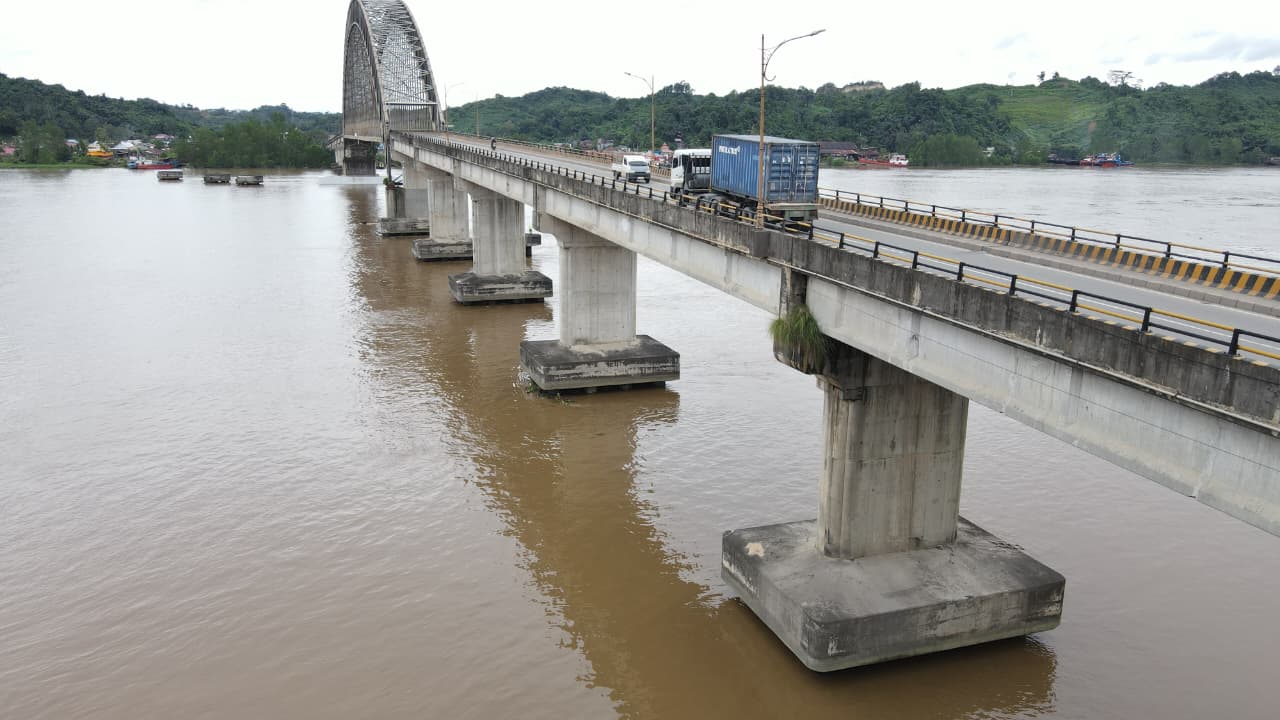 Kondisi Jembatan Mahakam Ulu (Mahulu) kembali jadi perbincangan publik. Kali ini, sorotan mengarah pada minimnya penerangan jalan umum (PJU) di atas jembatan. (DOK/KP)