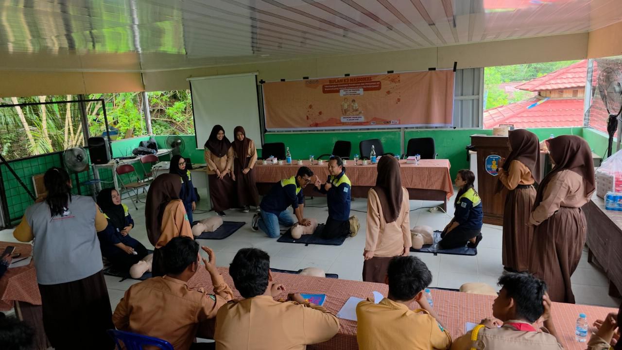 Tim Departemen K3 FKM Unmul memberikan pelatihan pertolongan pertama dan CPR kepada siswa SMA dalam program K3 Goes to School di Kutai Kartanegara, sebagai bagian edukasi keselamatan sejak usia dini.