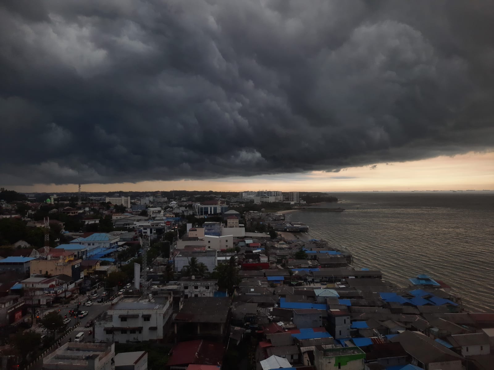 Awan tebal menyelimuti langit Balikpapan, menandai potensi hujan lebat dan cuaca ekstrem. BPBD Kaltim mengingatkan pemerintah daerah dan masyarakat meningkatkan kewaspadaan risiko banjir. (RIZKI/KP)