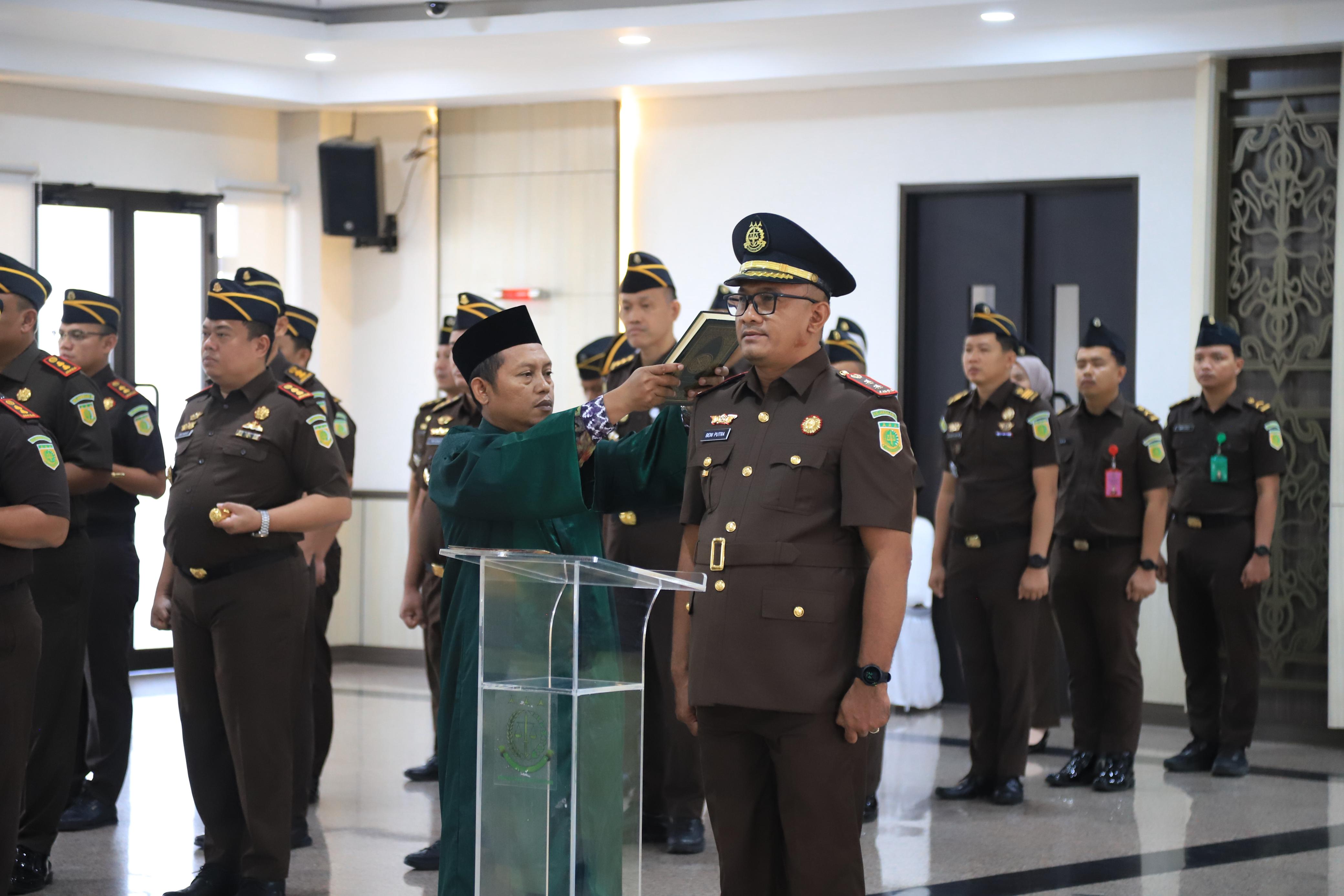 SAH: Kajati Kaltim Supardi melantik Beni Putra sebagai Kepala Kejari Bontang, Kamis (5/2/2026).