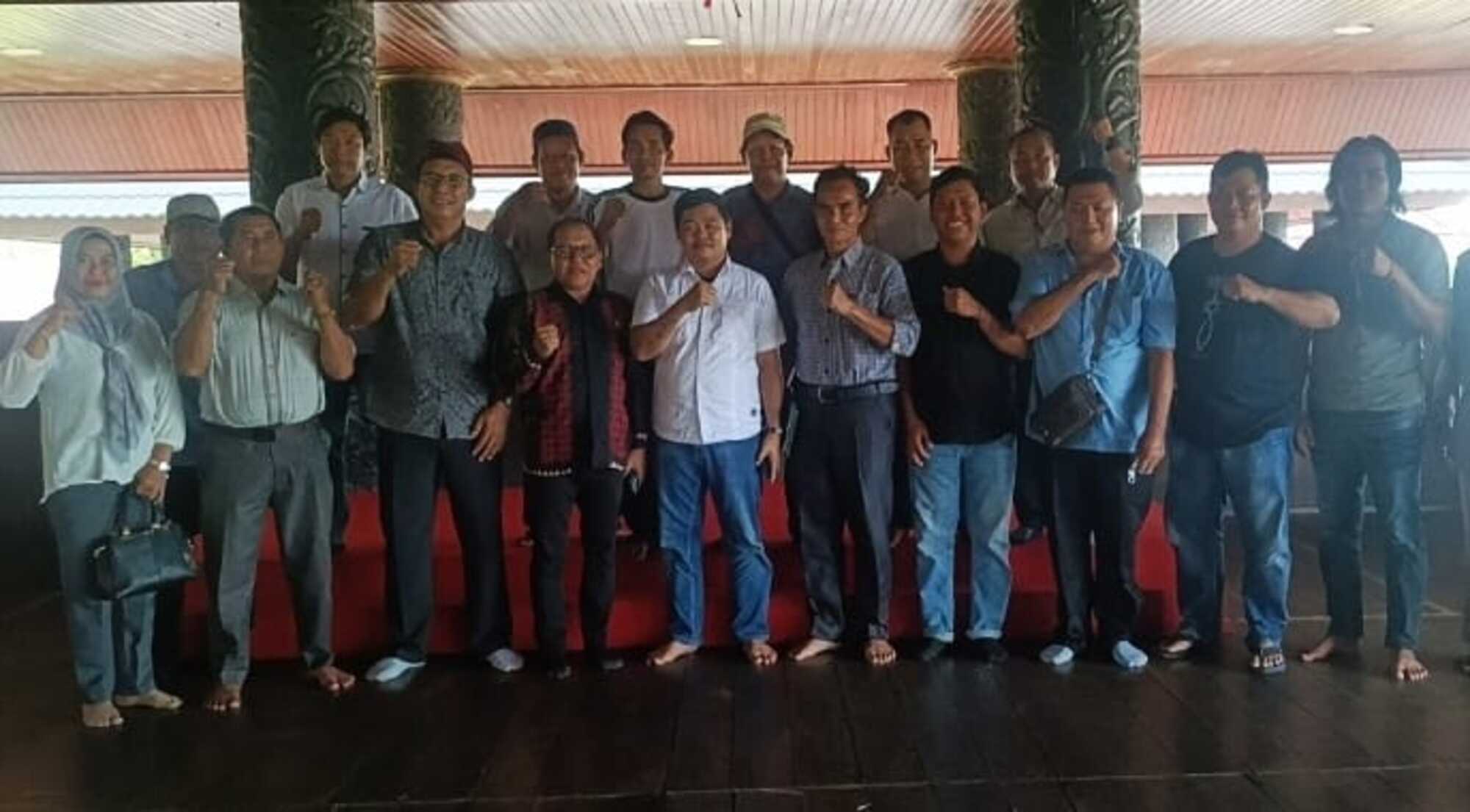 Warga Kubar setelah rapat.
