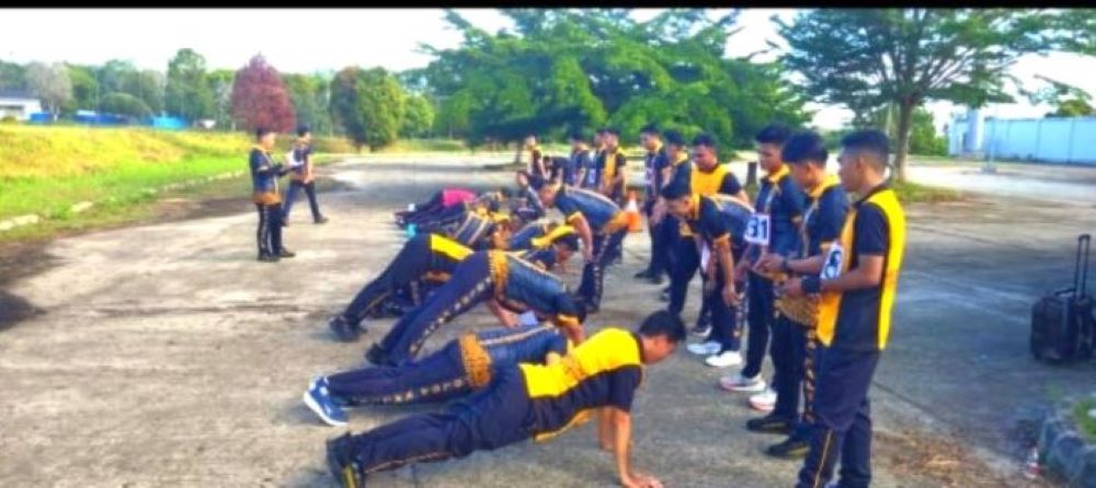 Personel Polres Kutai Barat mengikuti kegiatan kesamaptaan jasmani Semester I Tahun Anggaran 2026 di GOR Desnam, Sendawar, Kamis (5/2/2026). (IST)