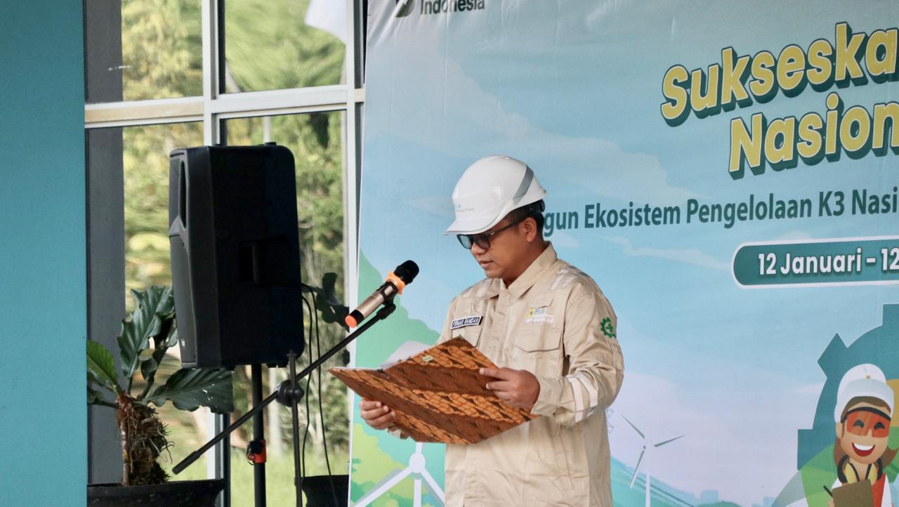 AMANAT: Manager PLN IP UBP Mahakam,Firman Ramdan, bertindak selaku Inspektur Apel Bulan K3 Nasional, di PLTGU Tanjung Batu, membacakan Amanat Menteri Ketenagakerjaan Republik Indonesia.