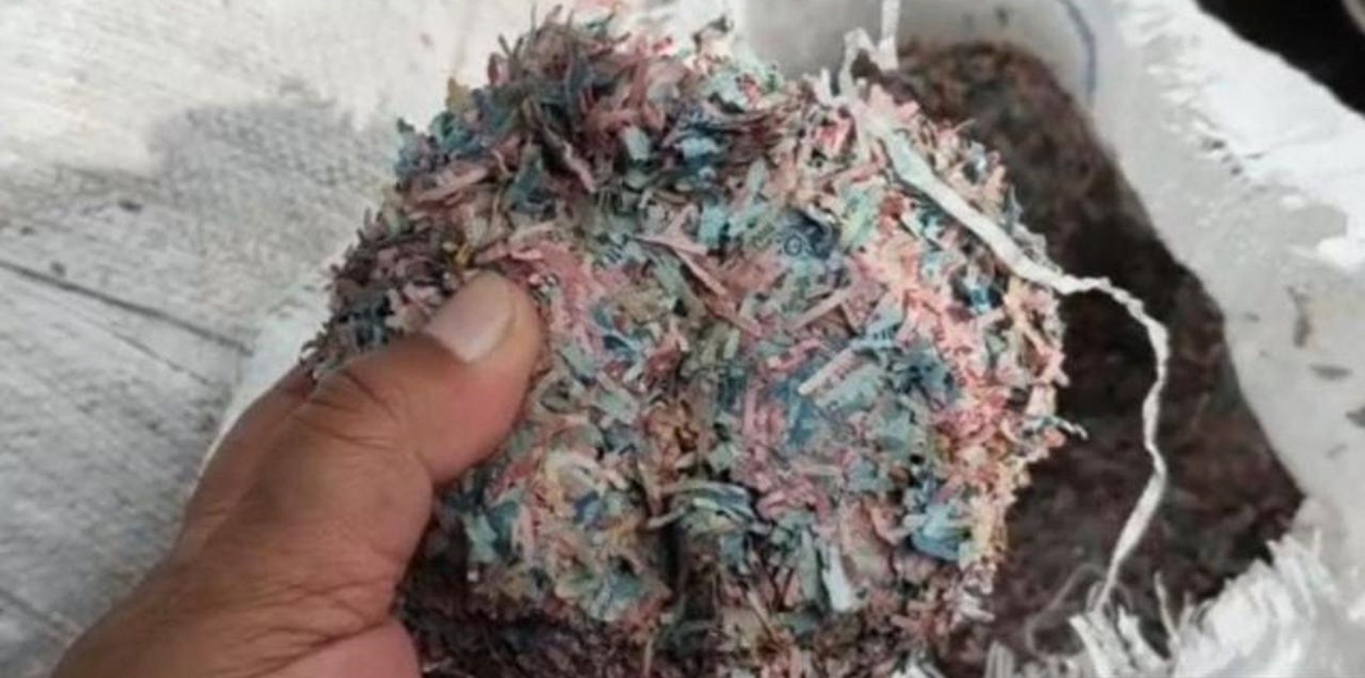 Potongan uang kertas