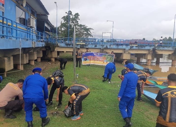 KOMPAK: Personel gabungan saat kegiatan bersih-bersih area sekitar Dermaga Melak