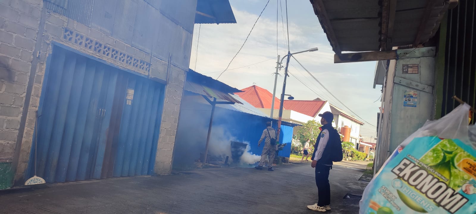 PENCEGAHAN: Pengasapan bukan menjadi solusi utama untuk menekan kasus DBD melainkan tetap menjaga kebersihan lingkungan. FOTO: ADIEL KUNDHARA/KP
