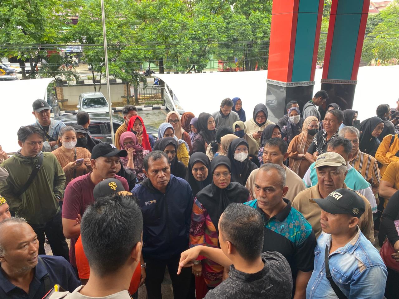 TUNTUTAN: Para pemilik SKTUB lapak Pasar Pagi memenuhi halaman Kantor Disdag Samarinda, di Jalan Ir H Juanda Kecamatan Samarinda Ulu, Jumat (6/2)