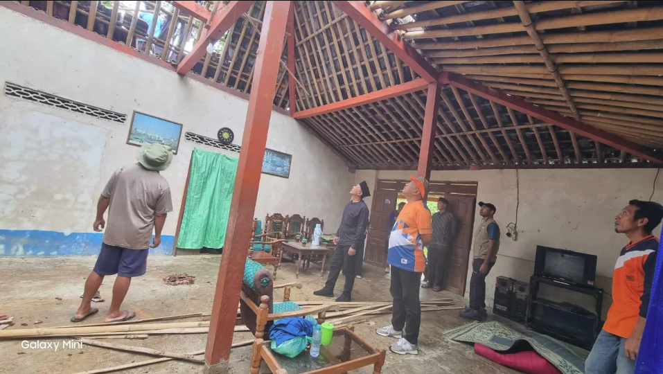 Atap rumah warga yang ambrol setelah diguncang Gempa Pacita.