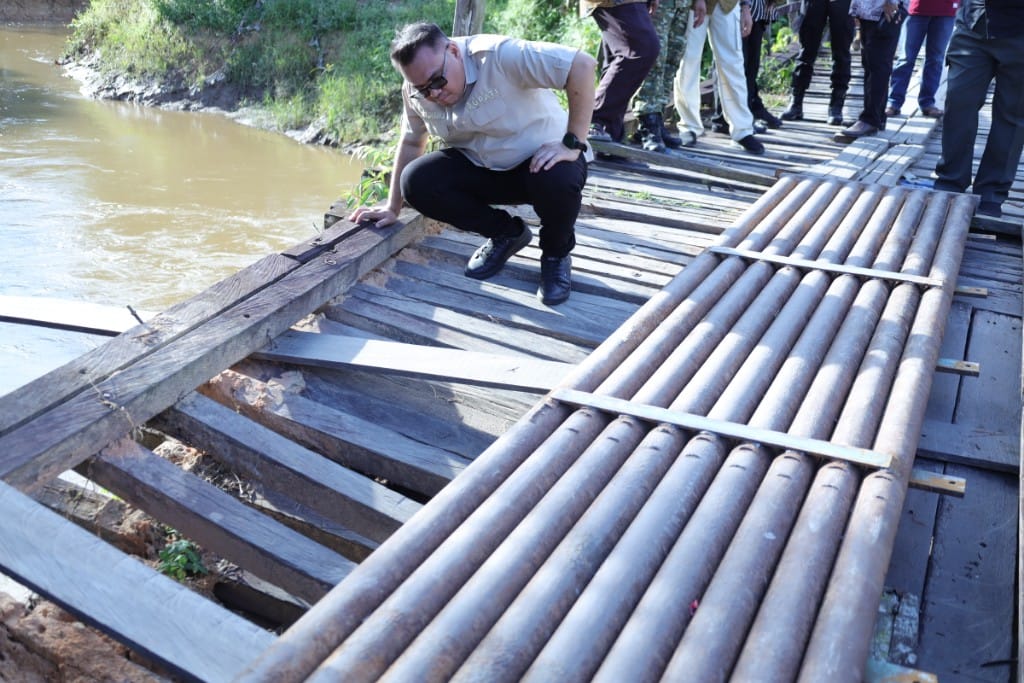 Bupati Kukar Aulia Rahman Basri meninjau jembatan penghubung antar dusun di Desa Sebuntal, Kecamatan Marang Kayu, Kamis (5/2/2026). (Istimewa)