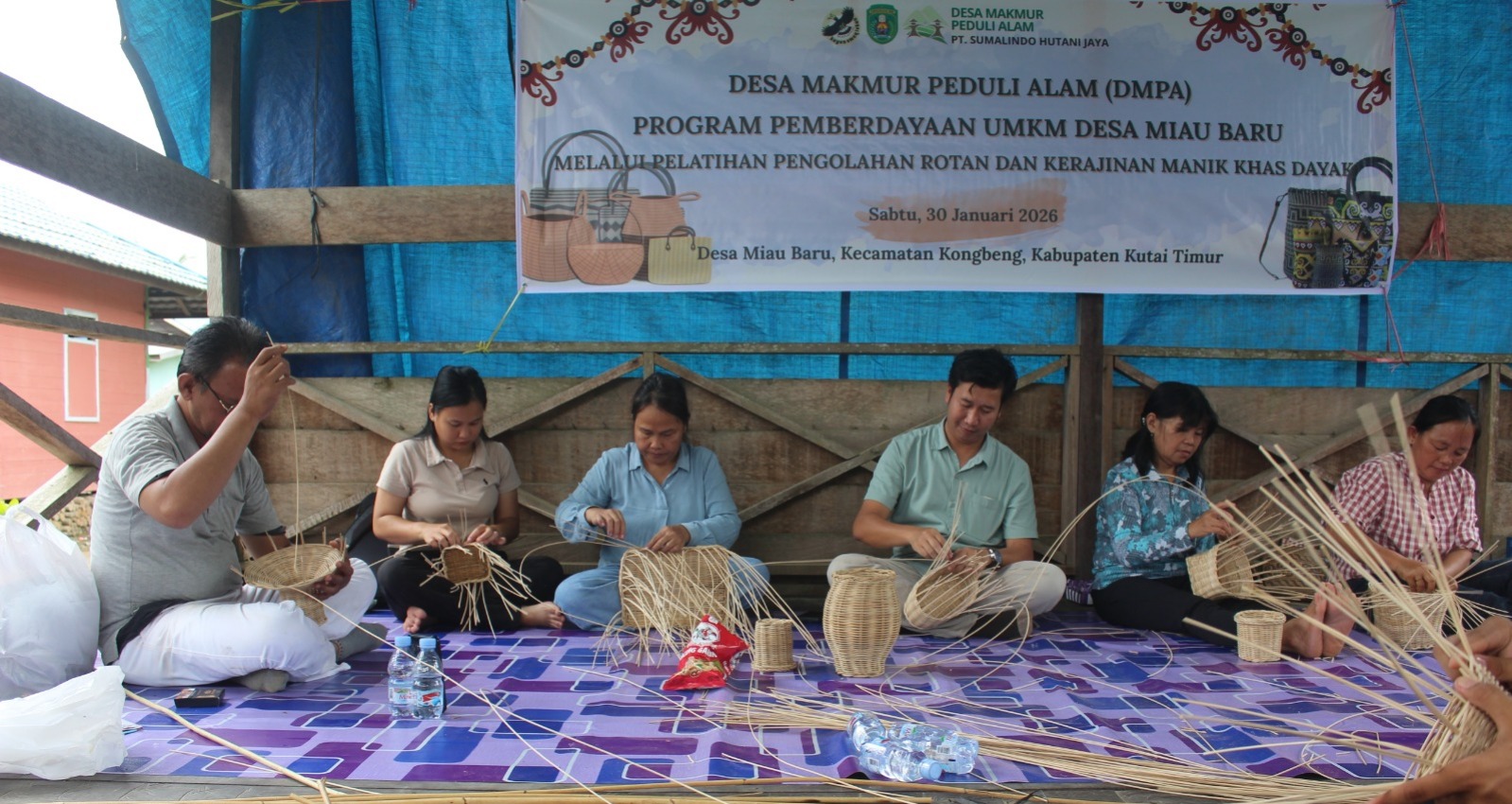 PELATIHAN: Peserta antusia mengikuti pelatihan kerajinan pengolahan dari rotan.