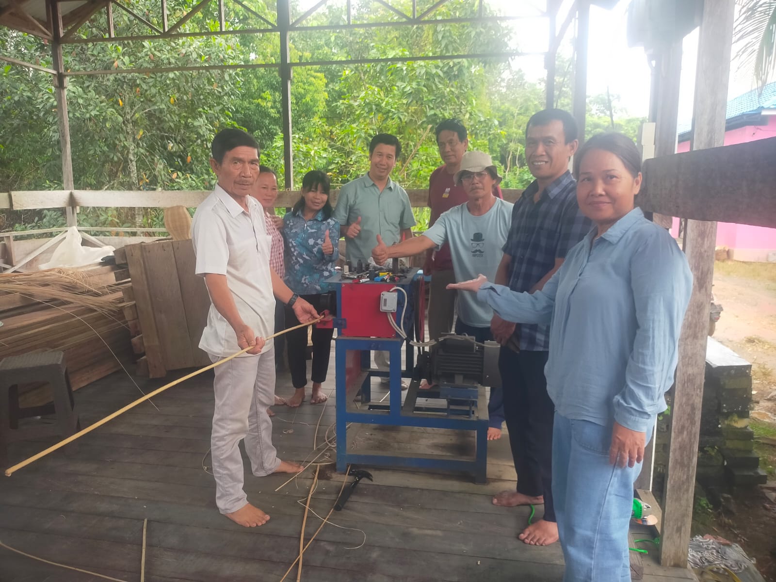ANTUSIAS: Peserta belajar penggunaan mesin penghalus rotan.