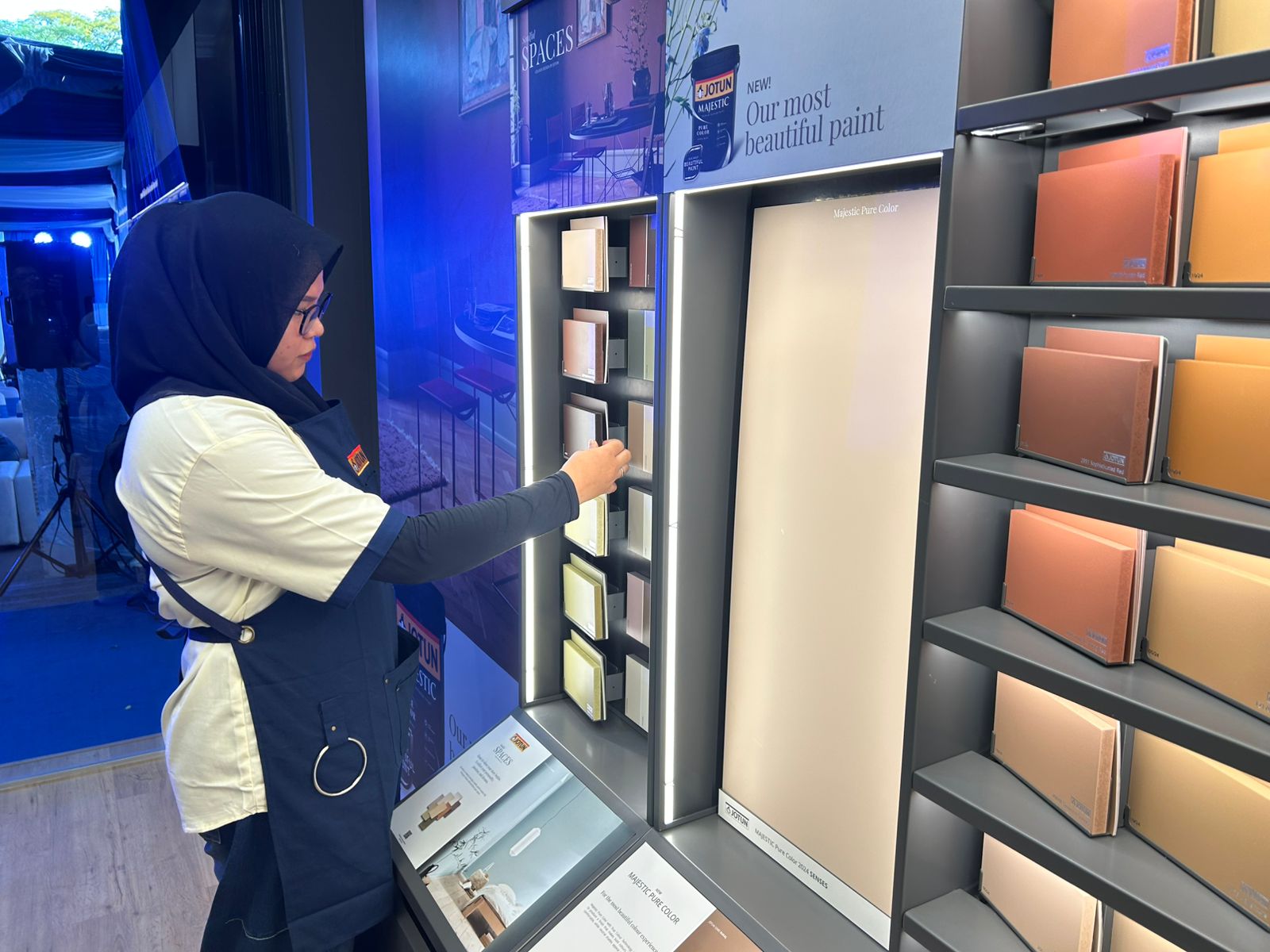 Deretan pilihan warna cat Jotun ditampilkan di Jotun Flagship Store Balikpapan, menghadirkan solusi warna dan kualitas premium bagi konsumen hunian dan interior.