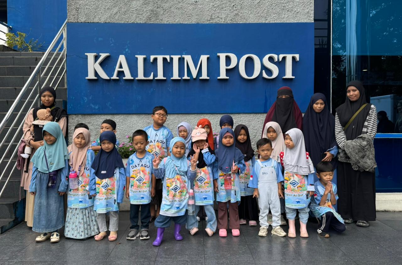 EDUKASI: Santri TKQ/TPQ Dairoh Tamamul Qudwah mengikuti kegiatan outing class dengan mengunjungi Kaltim Post, Jumat (6/2).&nbsp;