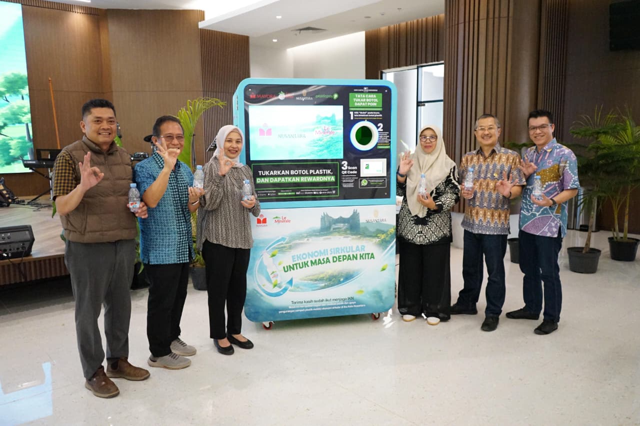 Dari kiri ke kanan: Lazuardi Nasution, Tunky Natanael, Myrna A. Safitri, perwakilan Pegadaian, Gustaf S., dan perwakilan Plastic Pay.