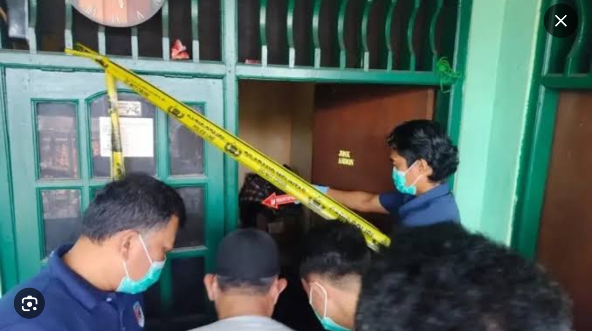 Petugas kepolisian melakukan olah TKP di rumah korban pembunuhan sekeluarga di kawasan Warakas, Tanjung Priok, Jakarta Utara. (FOTO: IST)