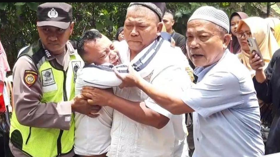Suami korban perampokan maut di Boyolali tampak terpukul dan harus ditenangkan aparat serta keluarga saat menghadiri prosesi pemakaman anaknya, Jumat (6/2/2026).