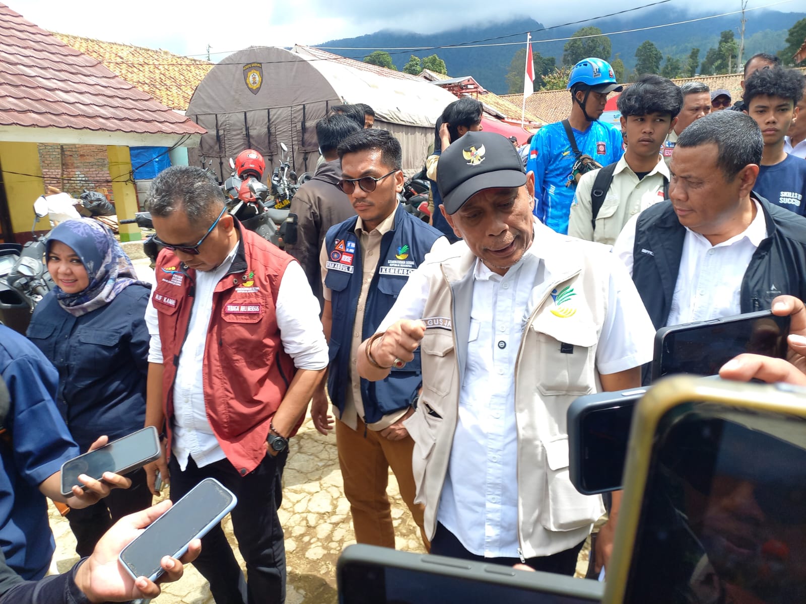 Wakil Menteri Sosial RI, Agus Jabo Priyono saat memberikan keterangan kepada wartawan di lokasi longsor Cisarua (Foto : Alvin Islandar)