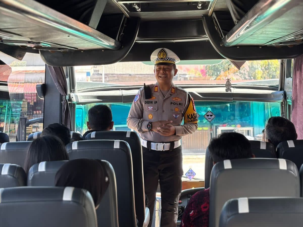 AKP Dedik I Prasetyo memastikan kelayakan angkutan umum di Terminal Penajam melalui kegiatan ramp check, Kamis (5/2/2026), sebagai bagian dari Operasi Keselamatan Mahakam 2026.