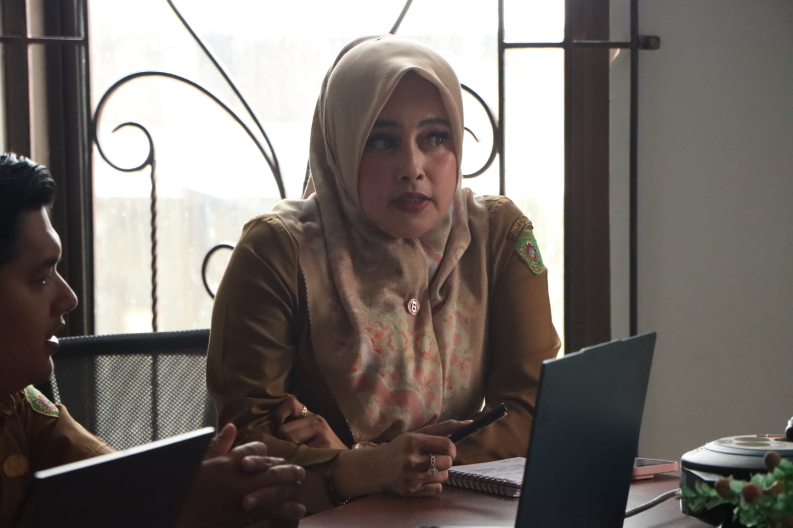Fitriani menyampaikan paparan terkait persiapan penilaian Evaluasi Penyelenggaraan Statistik Sektoral (EPSS) 2026 dalam rapat koordinasi di lingkungan Pemkab Penajam Paser Utara.