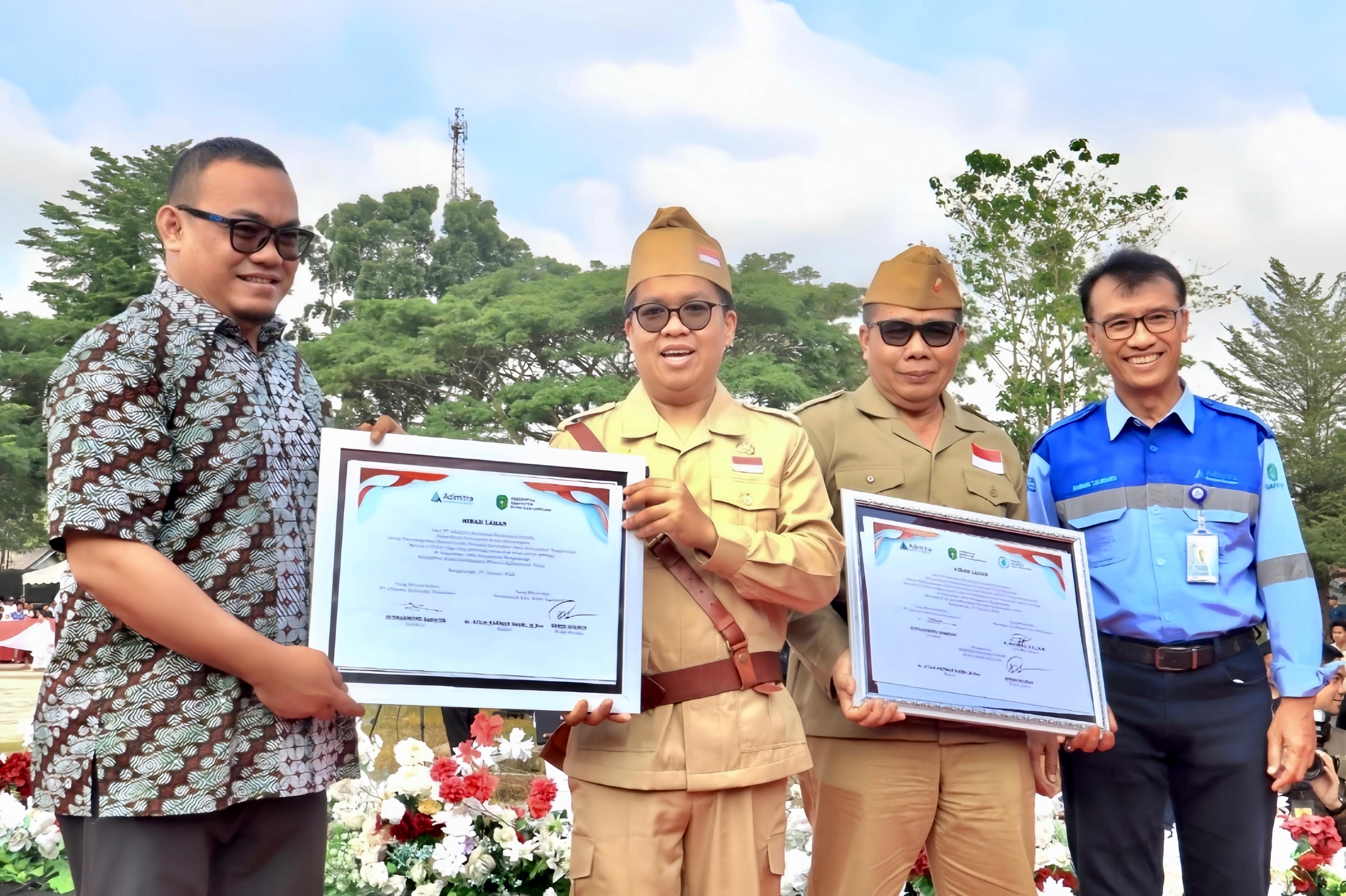 Serah terima hibah aset PT ABN kepada Wakil Bupati Kukar dan Dirut Perusda Tirta Mahakam.