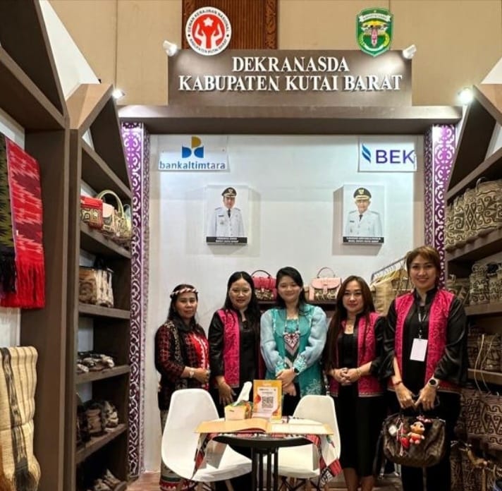 Deskranasda Kabupaten Kutai Barat memamerkan anyaman rotan, batik tulis, dan tenun Ulap Doyo Kubar di INACRAFT 2026.