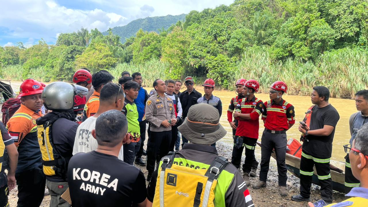 Tim gabungan SAR dan Polsek Batu Sopang mencari korban tenggelam di Sungai Kandilo, Desa Busui, Kamis (5/2/2026).