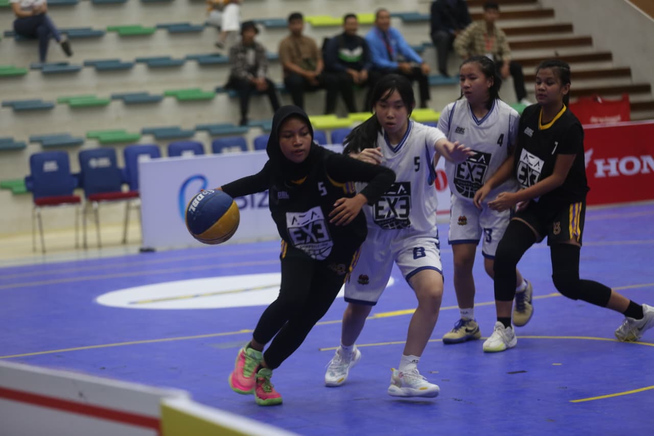Tim basket putri SMA Citra Kasih Samarinda melawan SMA Patra Dharma Balikpapan.