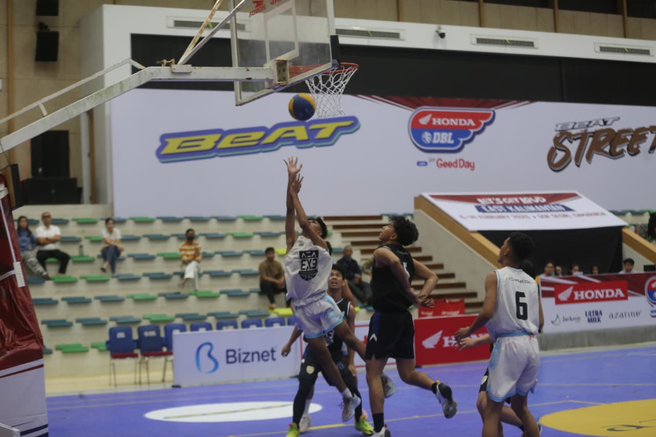 Tim basket 3x3 putra SMAK Sunodia saat menghadapi SMKN 1 Samarinda di GOR Segiri Samarinda, Jumat (6/2).