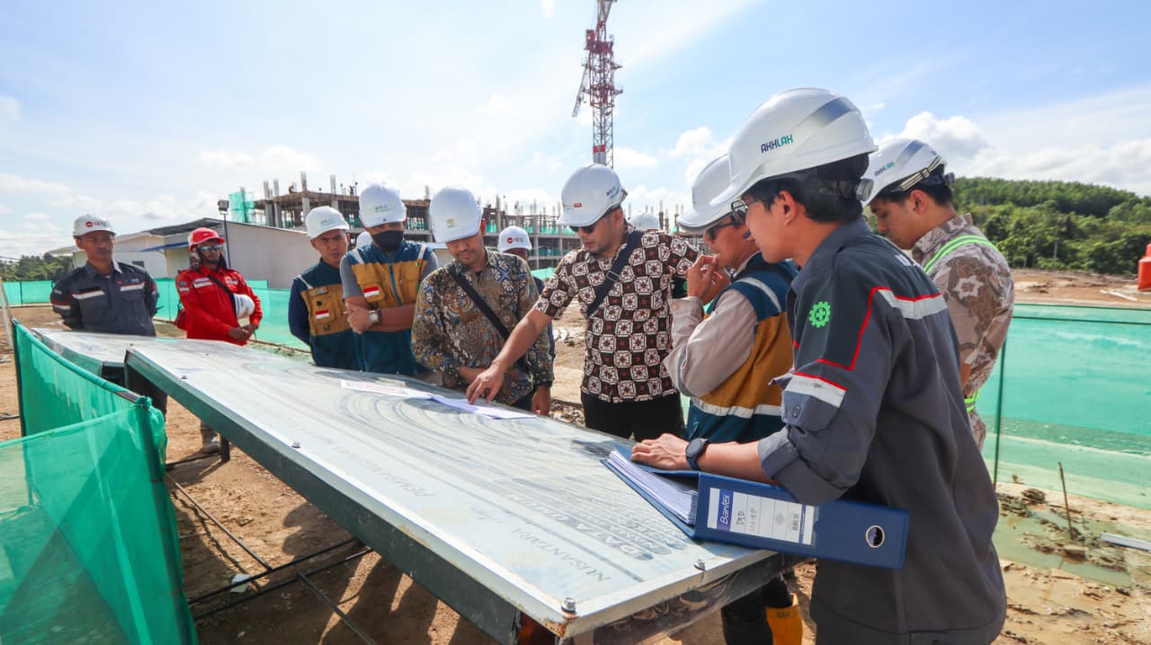 DIMULAI: Kepala Balai P3KP Kalimantan II bersama PPK Rumah Susun dan Rumah Khusus Satker PKP Kaltim dan pihak kontraktor pembangunan Rusun MBR.