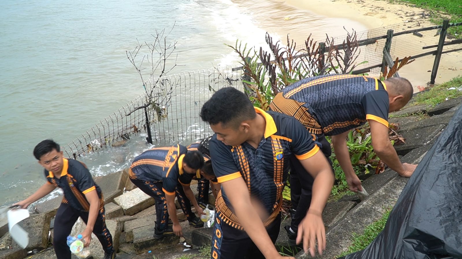JAGA LINGKUNGAN: Jajaran Ditpolairud Polda Kaltim melakukan bersih laut dan sungai di Pantai Kilang Mandiri, Balikpapan.
