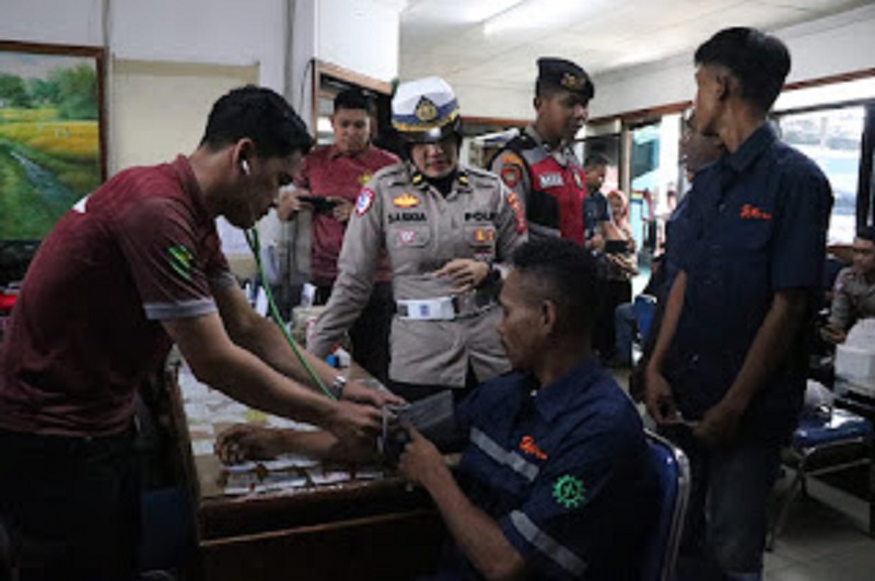 CEK KESEHATAN: Satgas Operasi Keselamatan Mahakam memeriksa kondisi kelengkapan bus juga kesehatan pengemudinya.