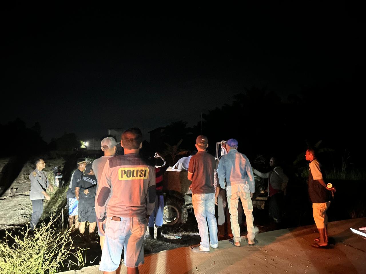 EVAKUASI: Penemuan mayat ditemukan di Jalan Poros Handil Nilam, Desa Handil Terusan, Kecamatan Anggana.