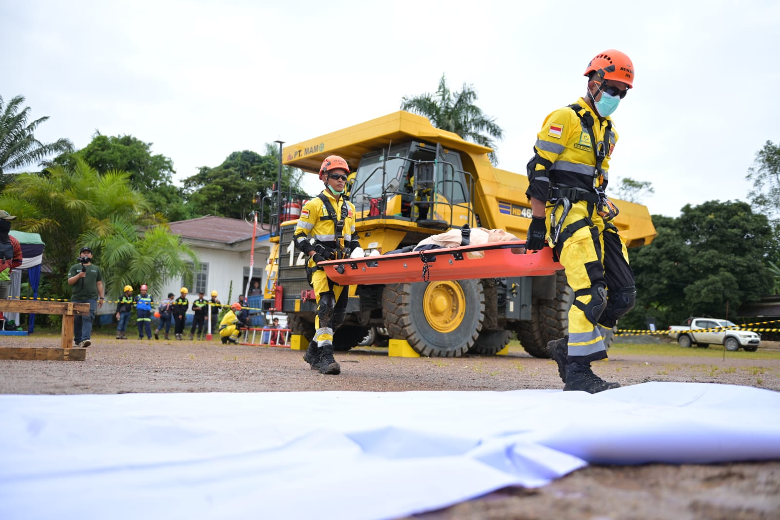 Aksi Tim ERT simulasi penyelamatan dalam Bura Rescue Challenge yang berlangsung di site office PT BBE-KMIA.