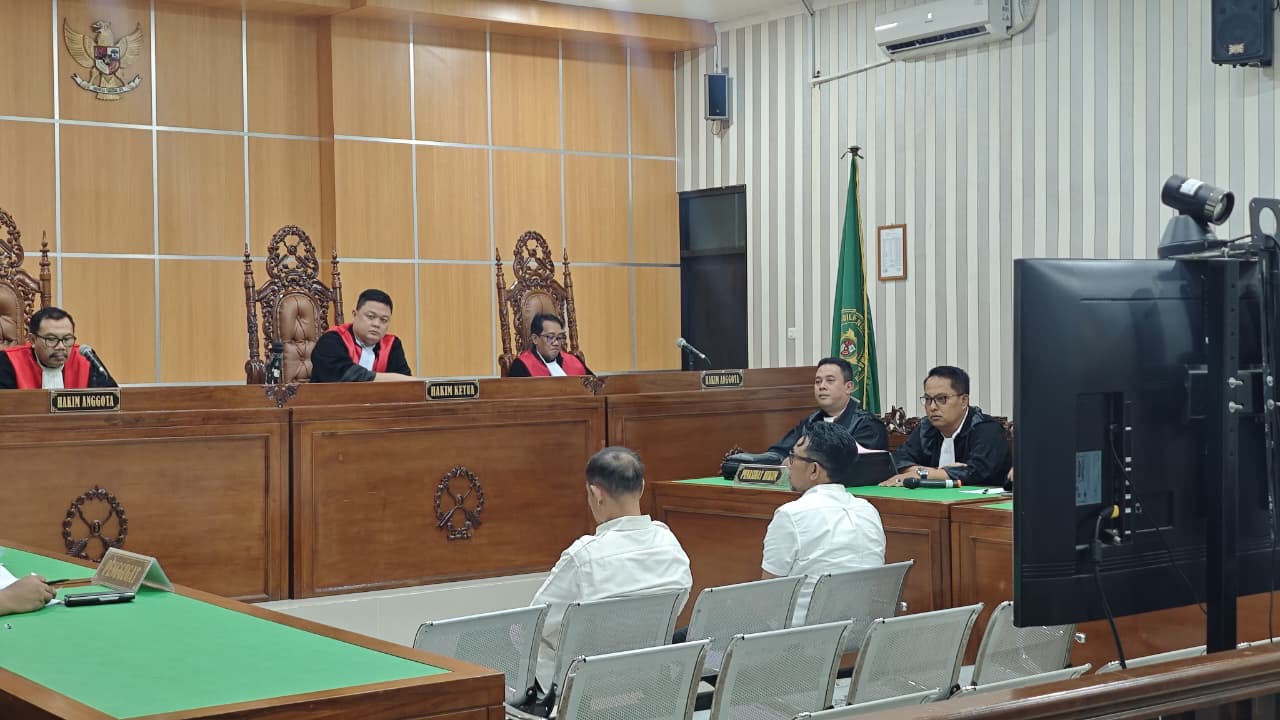 MENYIMAK DAKWAAN: Zairin Zain dan Agus Hari Kesuma mengikuti sidang pembacaan dakwaan perkara hibah DBON Kaltim di Pengadilan Tipikor Samarinda, Jumat (6/2/2026). (BAYU/KP)