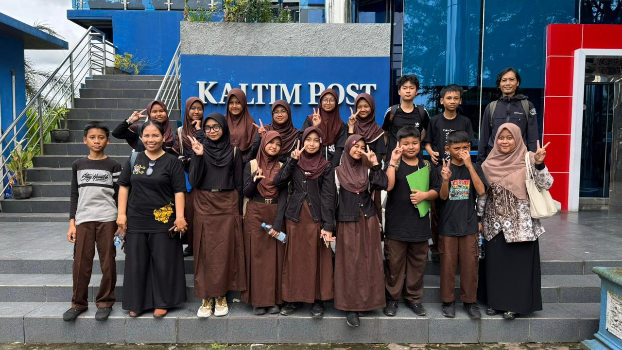 BELAJAR LANGSUNG: Para murid eskul jurnalistik SMP 5 Balikpapan didampingi guru berkunjung ke Kaltim Post untuk belajar dan melihat langsung kerja dunia pers.