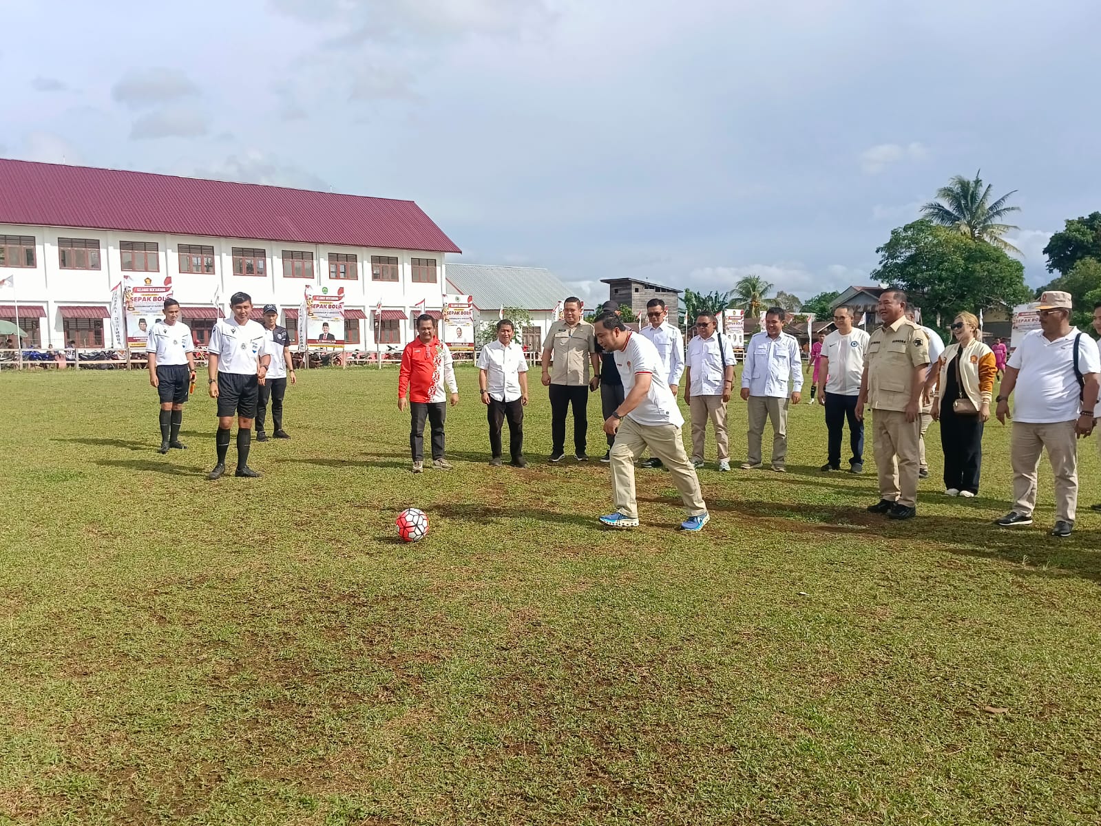 Bupati Kubar Frederick Edwin saat melakukan kick off laga final Gerindra Cup 3.