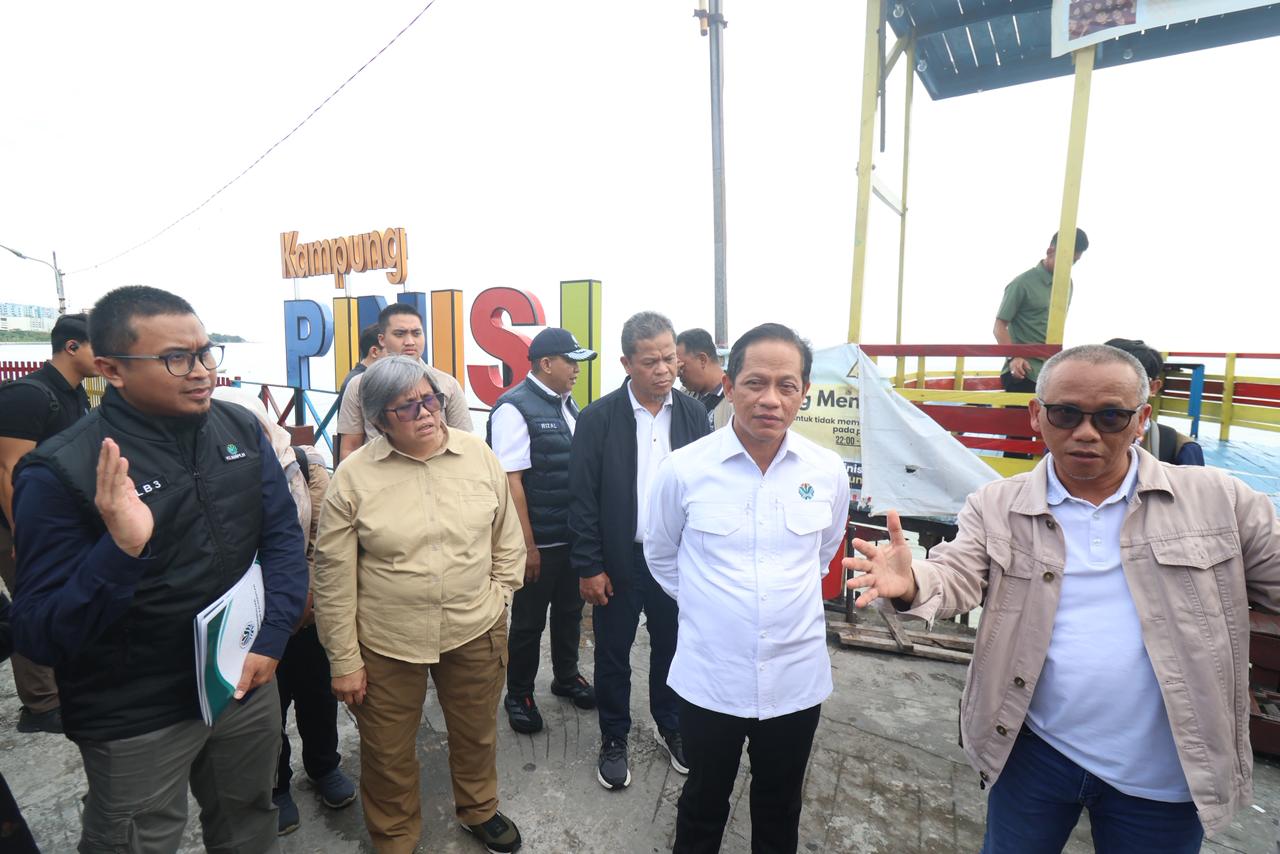Menteri Lingkungan Hidup Hanif Faisol Nurofiq saat meninjau Kampung Phinisi Kelurahan Klandasan Ilir